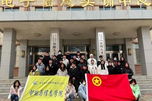 智能与信息学院青年志愿者开展“3·5学雷锋清除校园死角垃圾志愿服务活动”